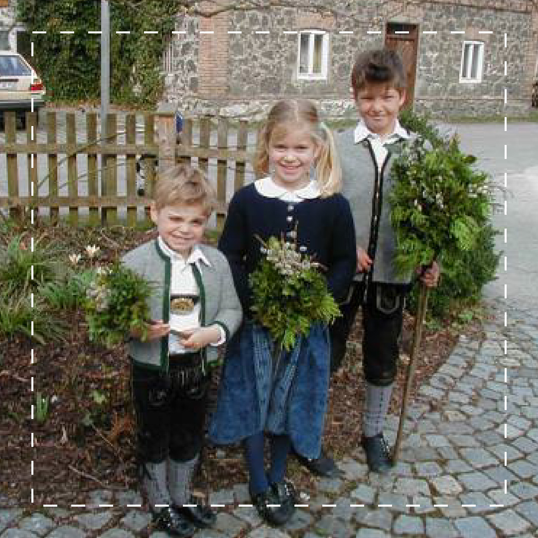 Drei Kinder in Tracht