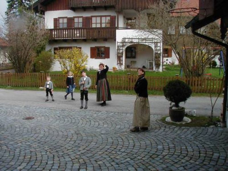 Familie wartet auf dem Hof
