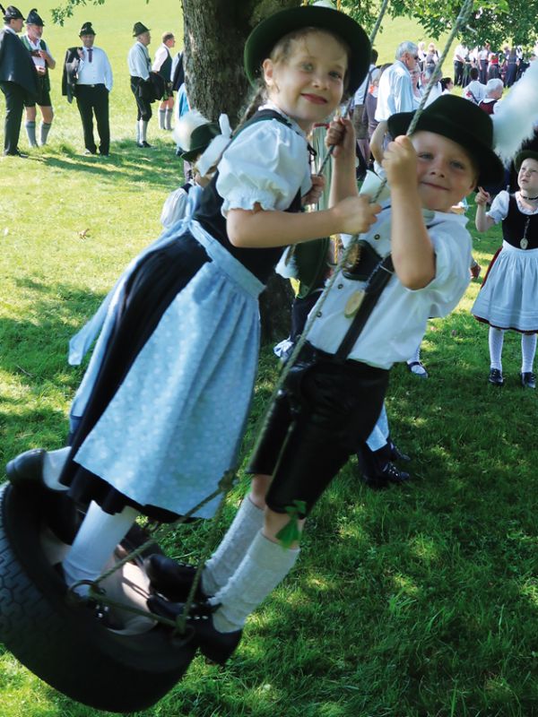 Kinder in Tracht